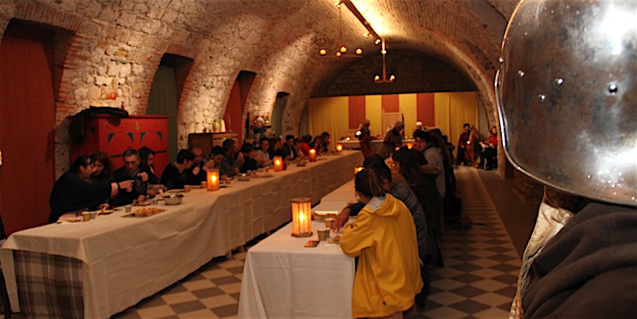 Une « murder party » et dîner médiéval au Château de Foix pour accueillir les futurs médecins - Azinat.com TV
